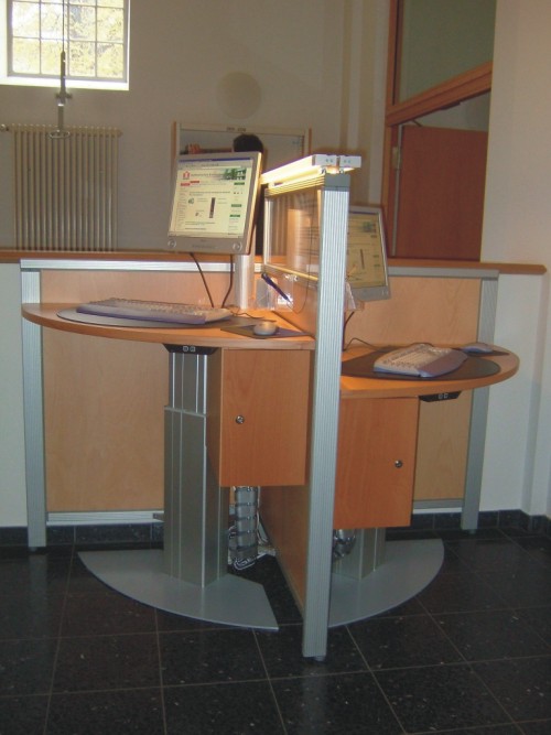 Behindertenmbel hhenverstellbarer Tisch